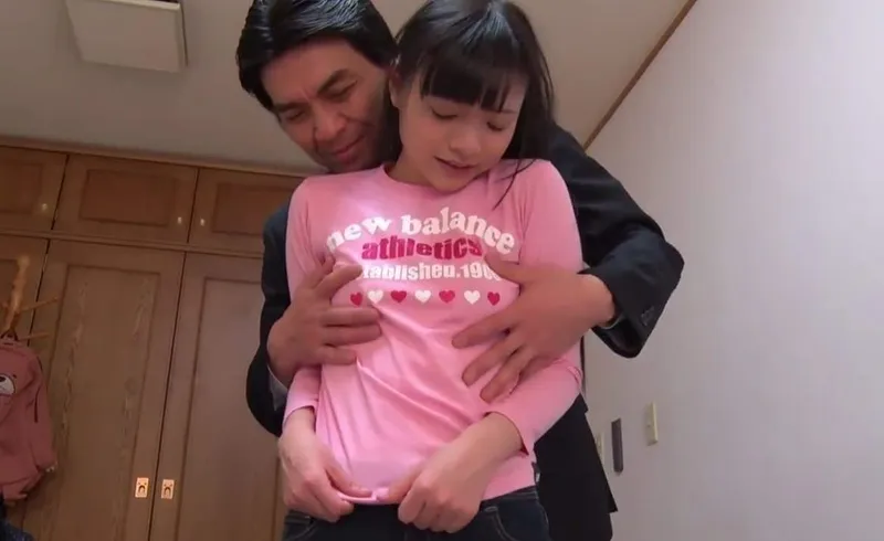 Bố dượng dụ dỗ đứa cục vàng riêng ngây thơ của vợ