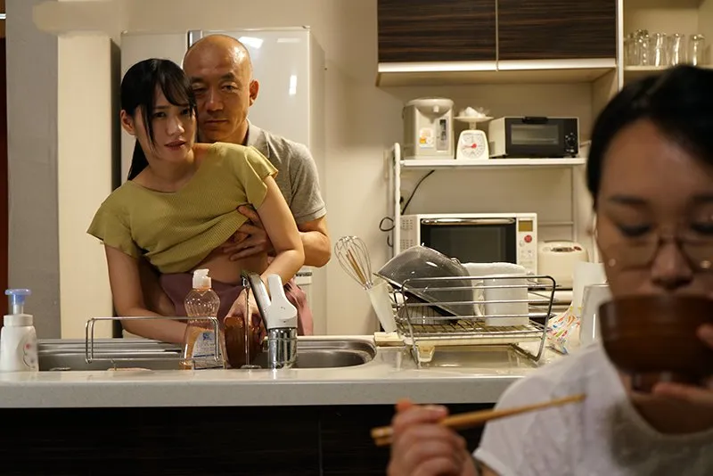 Gã chồng chịch con gái riêng của người vợ khi biết bà xã không thể sinh con cho mình